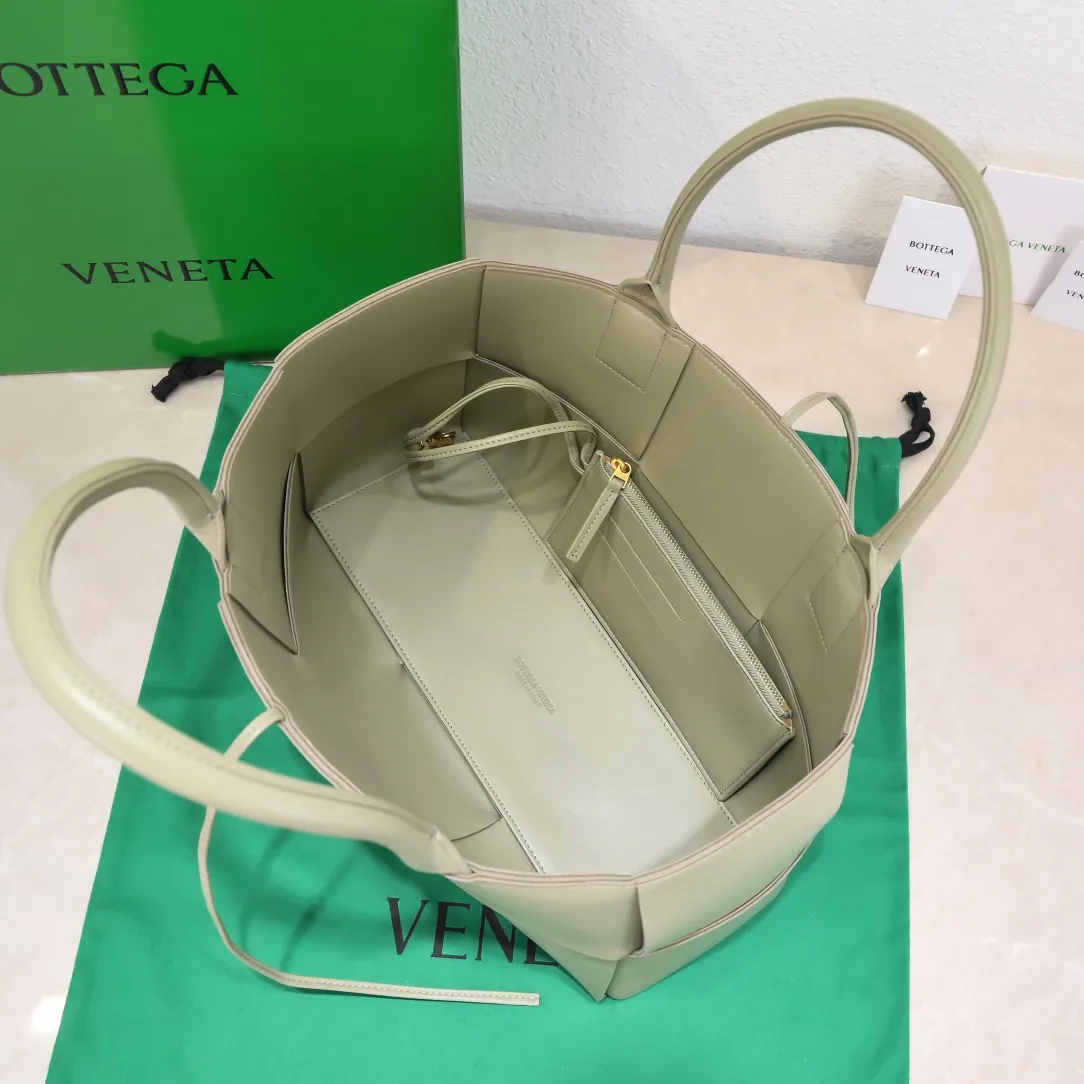 Batch 1860 large arco, BottegaVeneta# official website's latest cowhide leather lining SLIP tote handbag, and the logo has been changed to the side 😍The oversized woven design really makes it a huge gap from ordinary tote bags 🔗🔗Different color combinations inside and outside ⛓Daniel Lee leads the brand's DNA to continue to evolve with fresh inspiration🧬🧬showing a balanced style of luxury and reality👉: 36*24*14 Model: 9892#